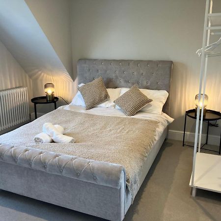 Stylish 1 Bed Flat With Private Terrace In Wimbledon - 3 The Queens ลอนดอน ภายนอก รูปภาพ
