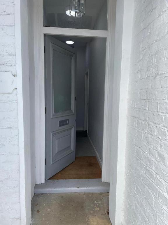 Stylish 1 Bed Flat With Private Terrace In Wimbledon - 3 The Queens ลอนดอน ภายนอก รูปภาพ