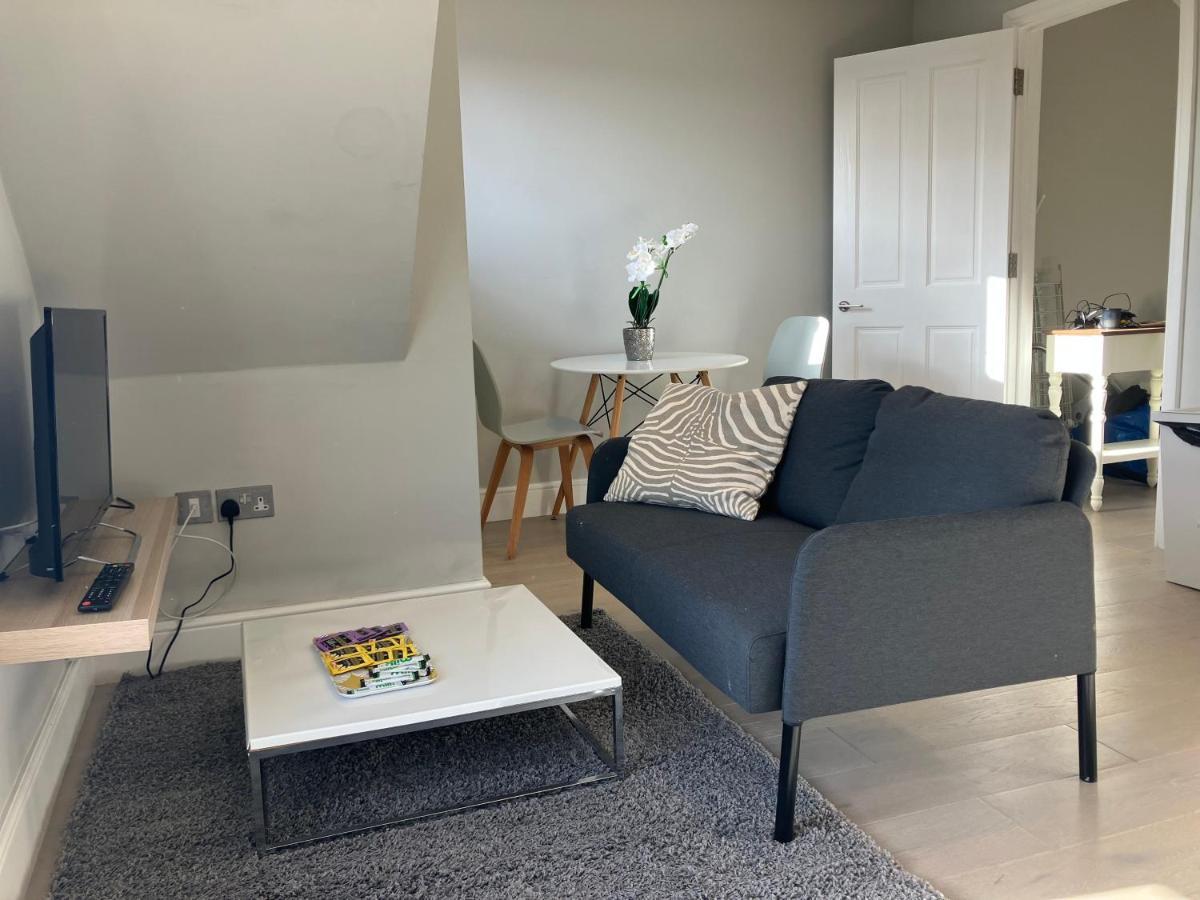 Stylish 1 Bed Flat With Private Terrace In Wimbledon - 3 The Queens ลอนดอน ภายนอก รูปภาพ
