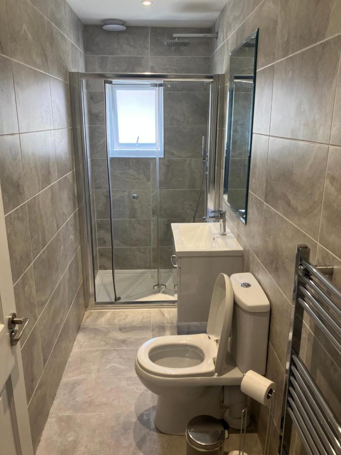 Stylish 1 Bed Flat With Private Terrace In Wimbledon - 3 The Queens ลอนดอน ภายนอก รูปภาพ